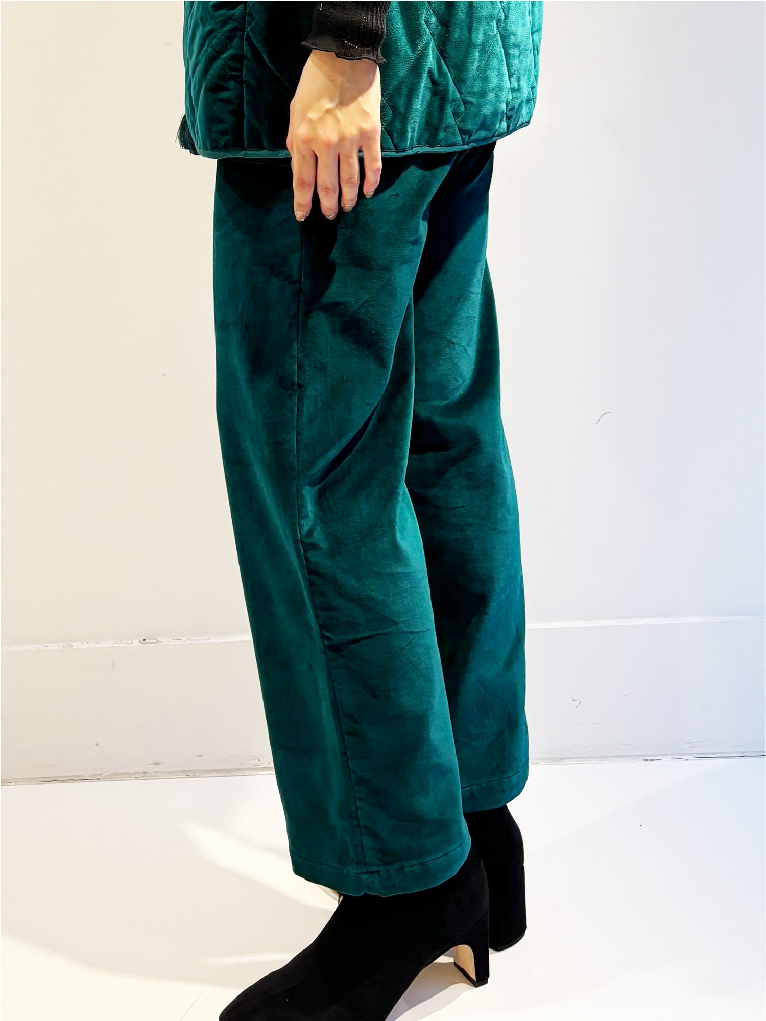 VELVET FRILL PANTS