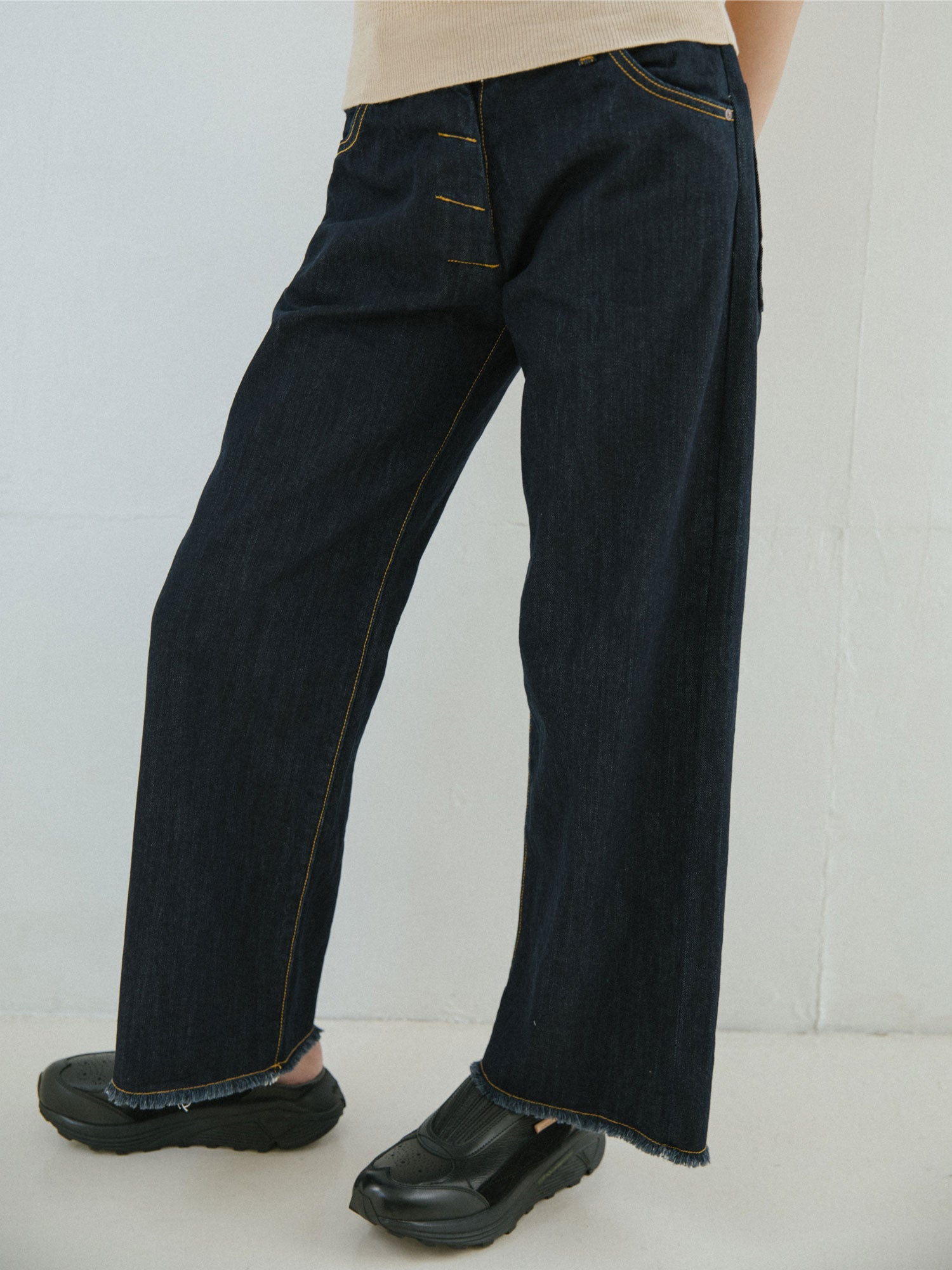 LOW RISE WIDE PANTS