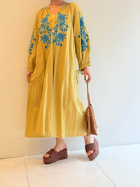 C.LINEN BIG FLOWER EMB DRESS