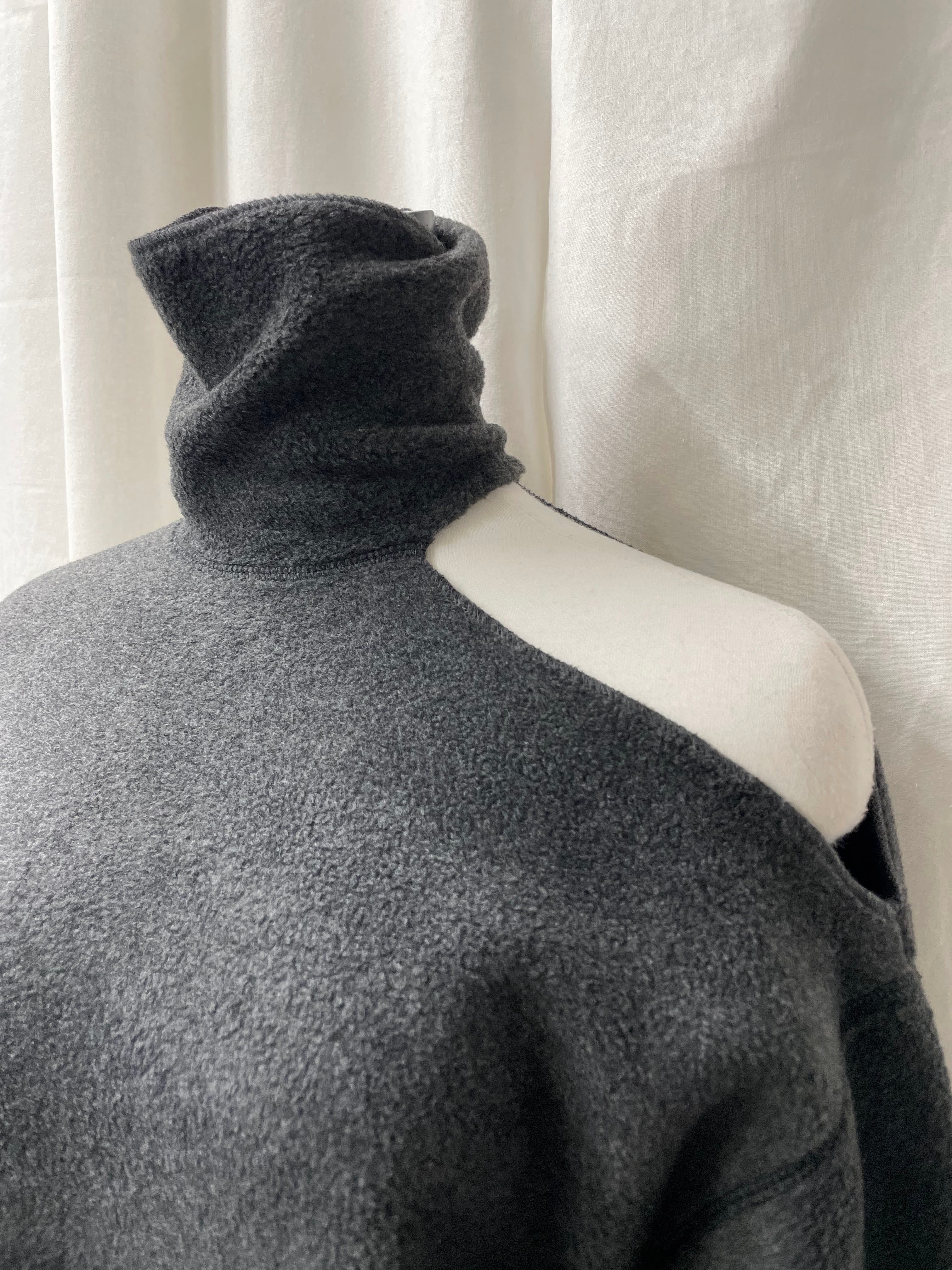 CUT OUT PULLOVER