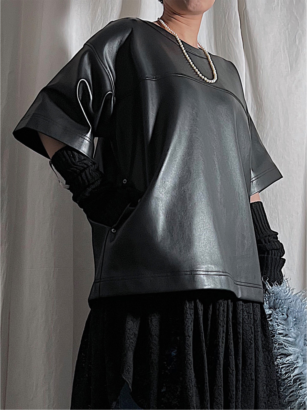 BLACK / FREE