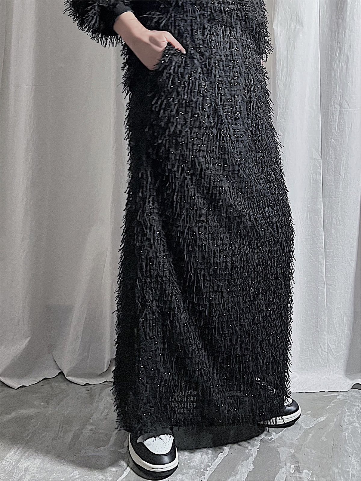 BLACK / FREE
